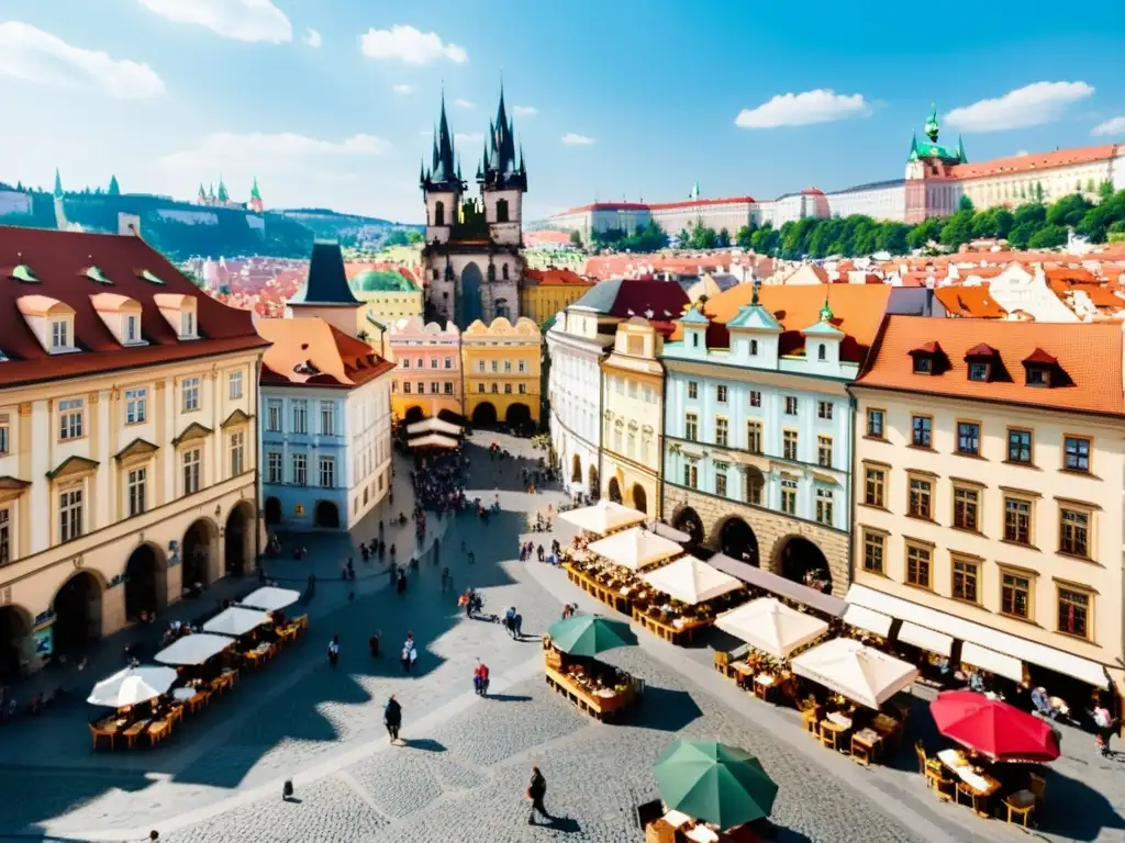 Vida urbana en Praga: encanto histórico Modelo de transformación República Checa: Calle bulliciosa de Praga, con su arquitectura histórica, gente paseando y cafés al aire libre