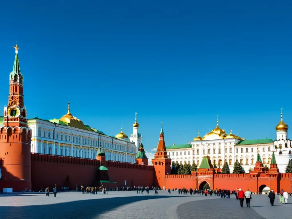 Vista panorámica del Kremlin en Moscú, con sus icónicas paredes rojas y cúpulas doradas destacando bajo el cielo azul